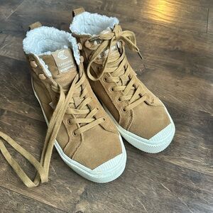 Cariuma Camel High-Top Sneakers with Sherpa lining